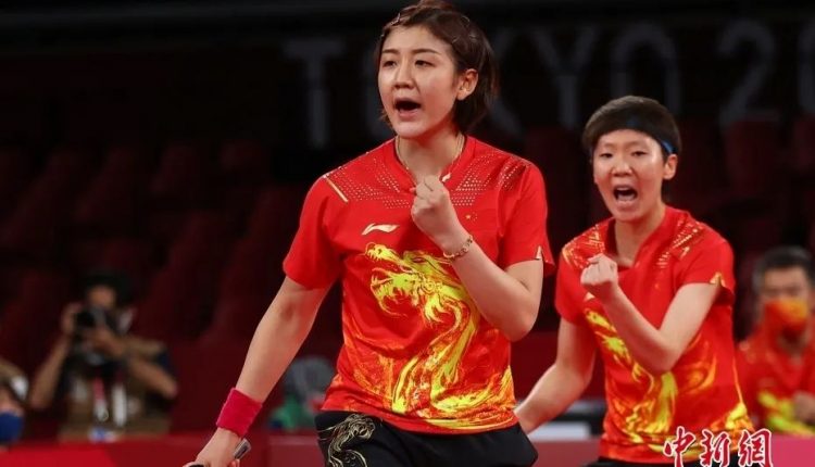 图为陈梦、王曼昱在比赛中。