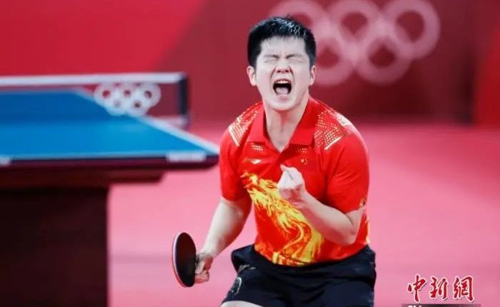图为樊振东在比赛中庆祝。