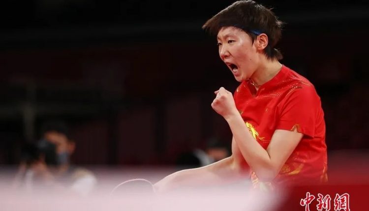 图为王曼昱在比赛中。