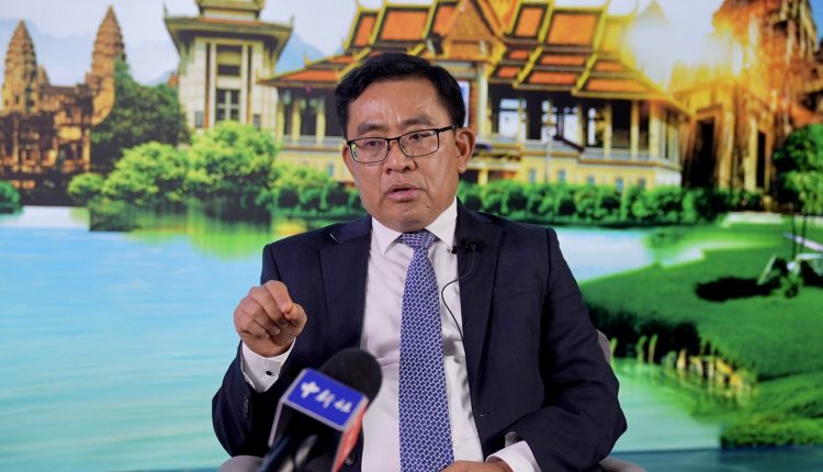 图为柬埔寨驻昆明总领事叶伟罗接受记者专访