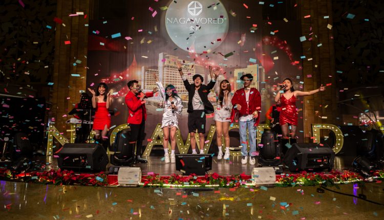 午夜跨年时刻，艺人们齐聚金界酒店舞台，与宾客们欢庆2022年的到来。