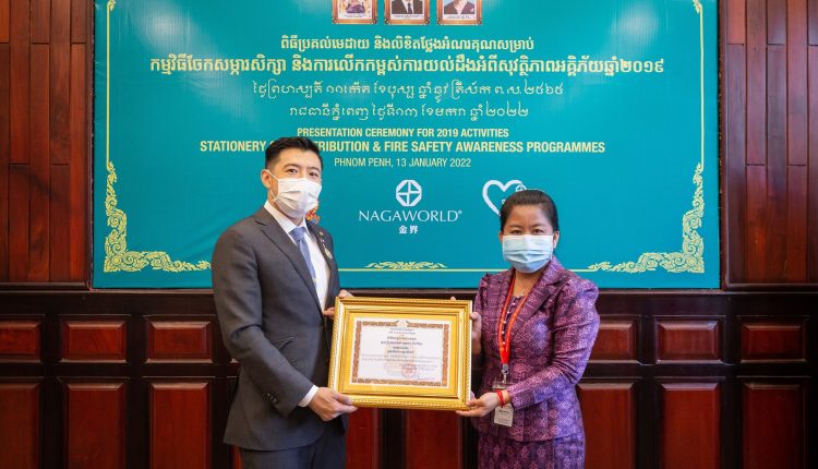 Khun Rachana国务秘书向金界董事经理曾羽鹏先生颁发感谢状及奖牌