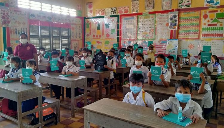 金界爱心捐赠学习用具活动，在2019年共为柬埔寨超过22,000名学童提供学习用品。