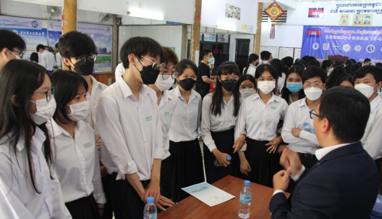 参展学校老师给学生答疑解惑