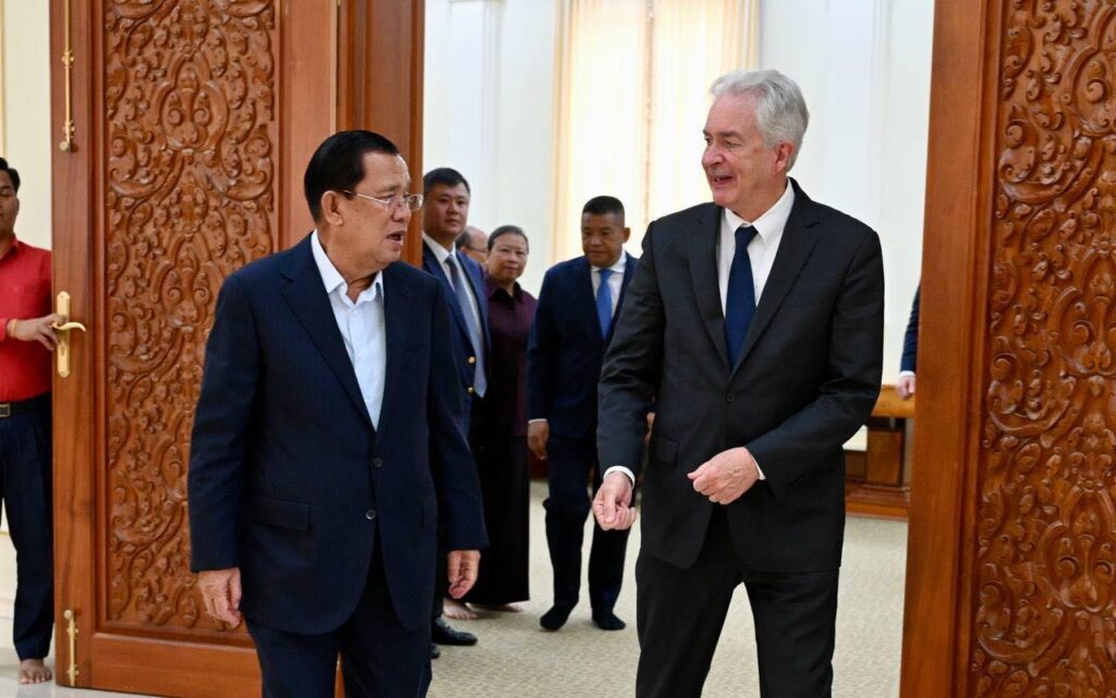会见美国中情局局长被质疑  洪森晒照片强硬回应