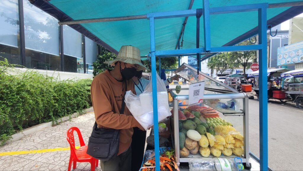 金边街头流动水果摊小贩竟日入25美元