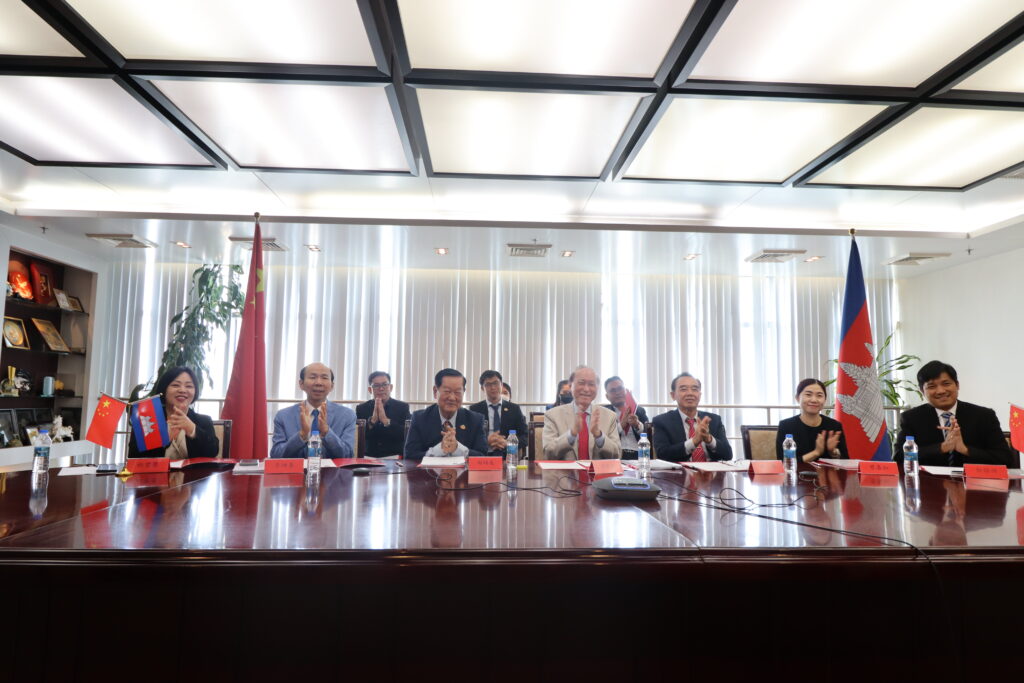 柬华应用科技大学第一次联合管理委员会理事会成功召开