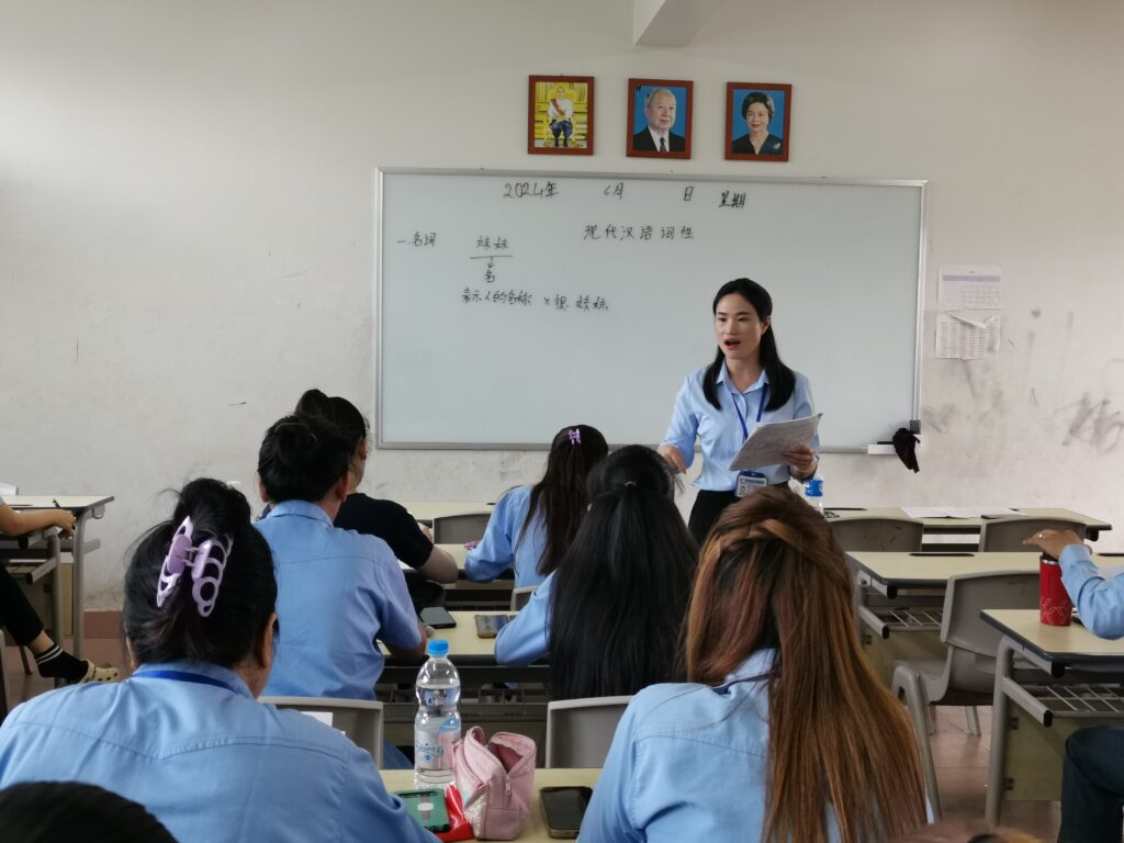 暹粒省公立中山学校开展校本研修培训活动