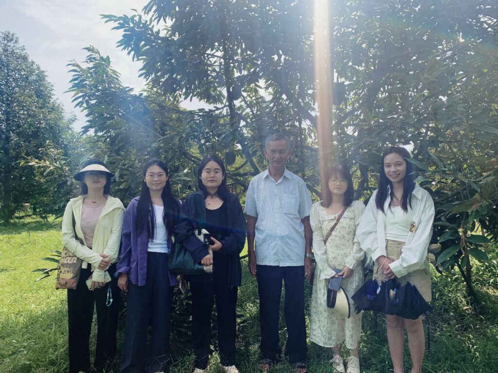吾哥比里市中华学校校长老师共游柬埔寨马德望珠山榴莲园