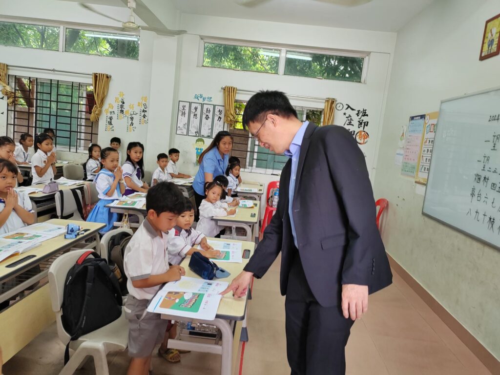 中国大使馆驻暹粒领事办主任卢奇志走访暹粒省公立中山学校