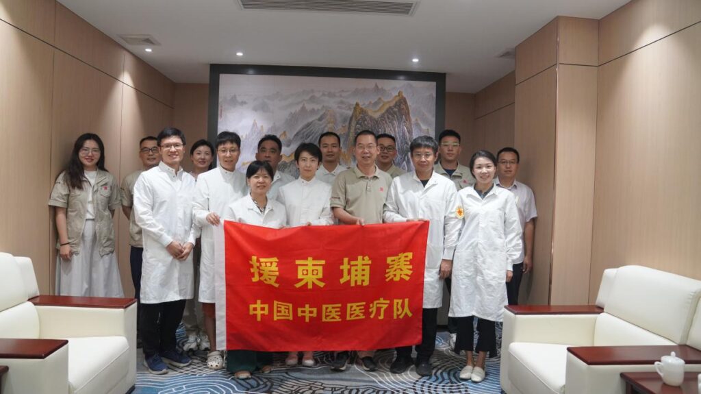 中国援柬中医医疗队到大唐东投柬水柬网公司义诊