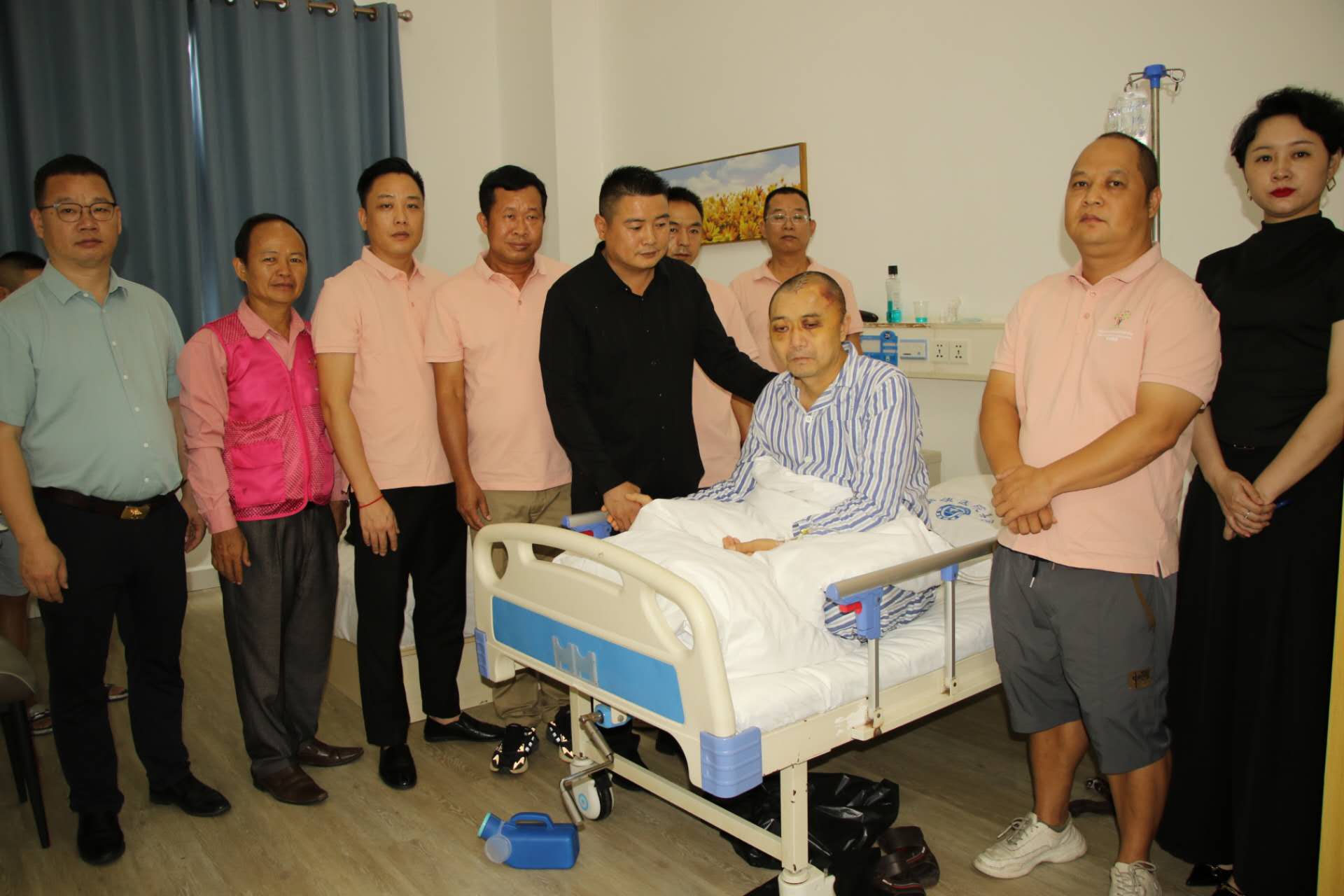 一方有难，八方支援 救死扶伤医生王凯诗遇车祸受重伤获热心人士伸出援手