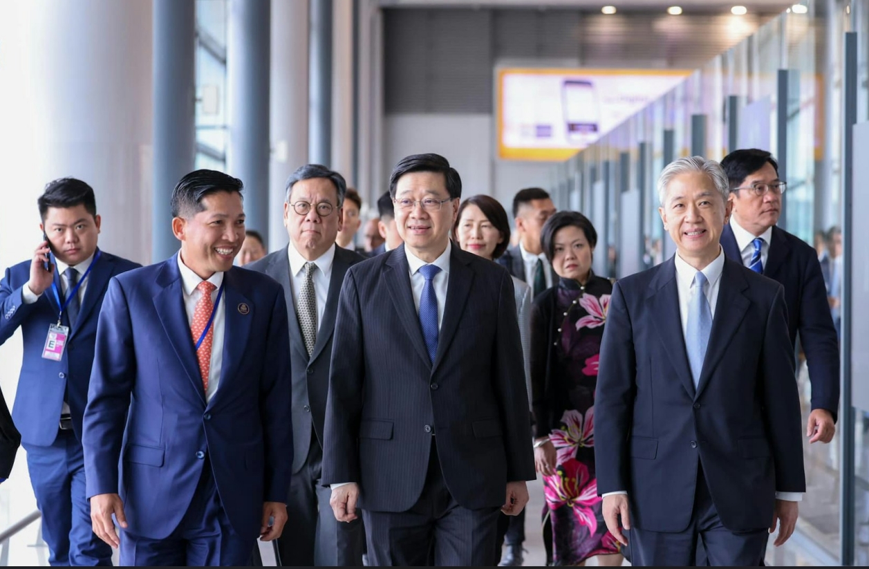 香港特区行政长官李家超抵柬访问