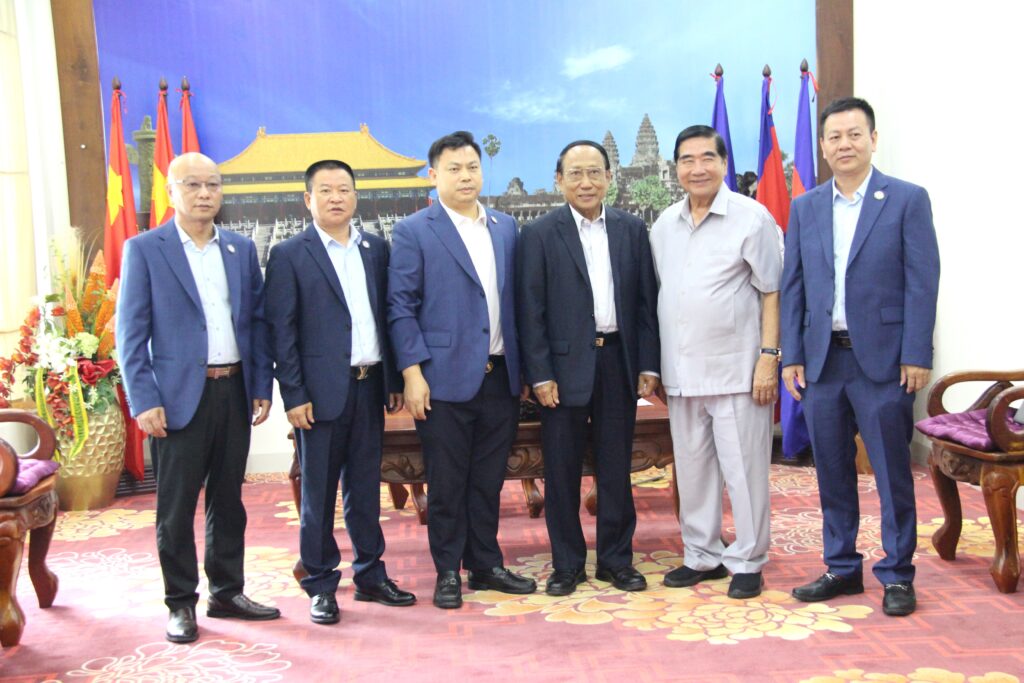 柬埔寨江西总商会代表团拜访柬中友好协会