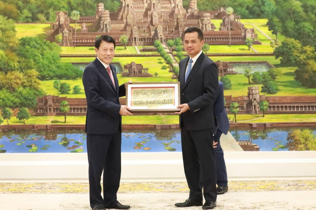 苏速卡副总理会见越南公安部部长梁三光