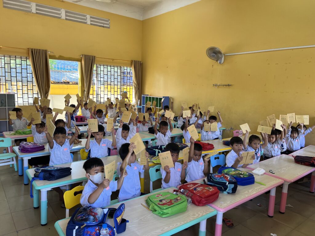 鸿发制衣厂为贡不广育学校幼儿班学生送温暖