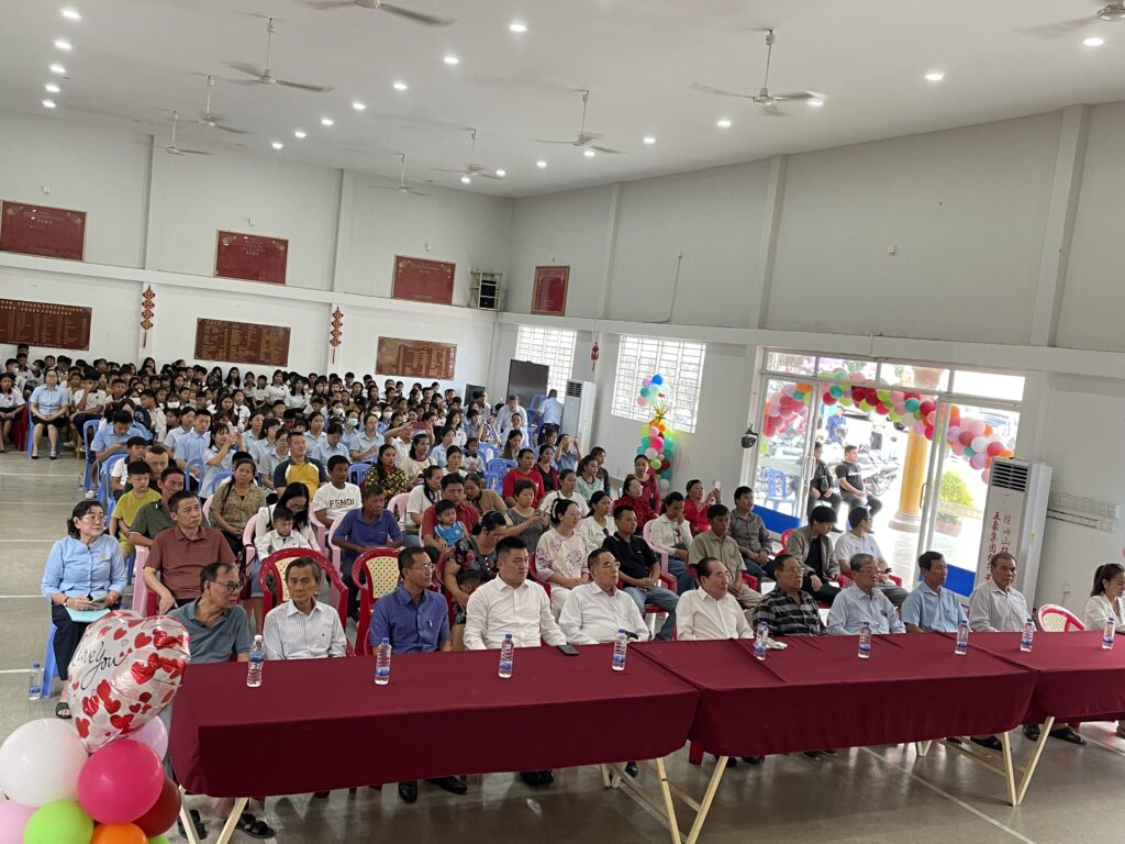 港华学校隆重举办迎接中国援柬教师暨2024年下学期开学典礼