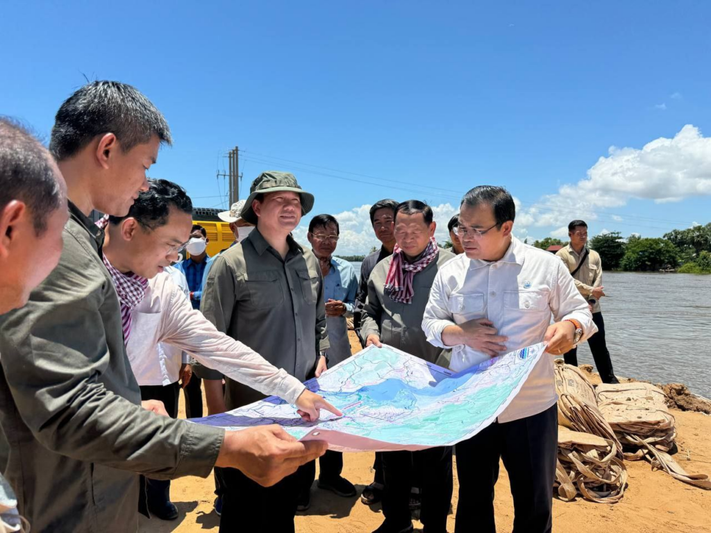 洪玛奈总理亲自视察磅通省洪涝灾情