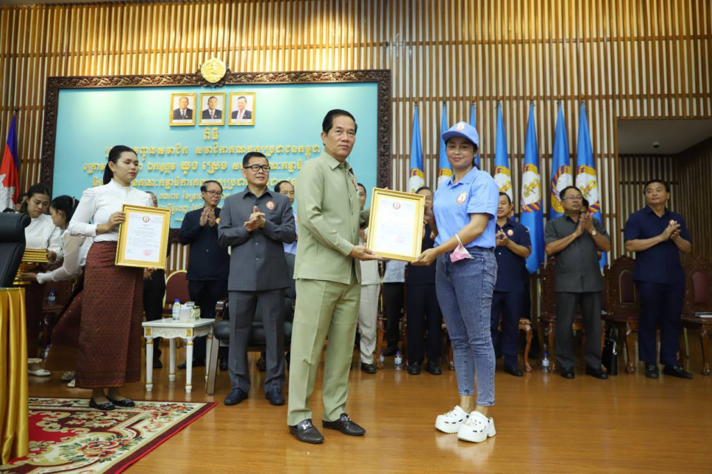 柬埔寨人民党迎857名新党员  共同致力国家建设