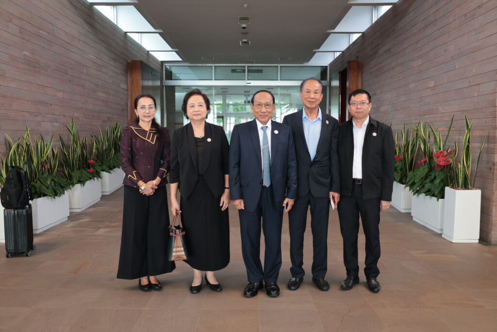 柬中友协主席艾森沃率团赴华出席系列活动