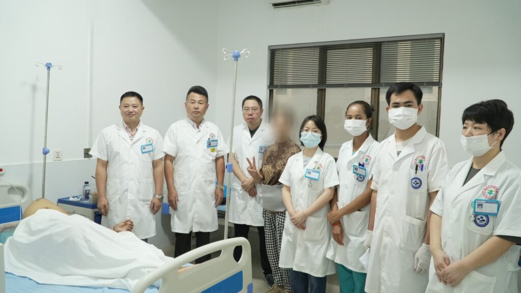 中柬携手暖心接力，助同胞顺利回国就医