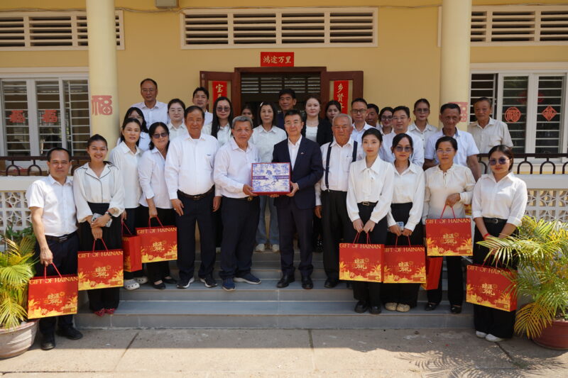 ឯកឧត្តម អ៊ូ ស៊ែវហ្វឹង ទីប្រឹក្សានៃស្ថានទូតចិនប្រចាំកម្ពុជា អញ្ជើញសួរសុខទុក្ខសាលាចុងសាន់ខេត្តក្រចេះ