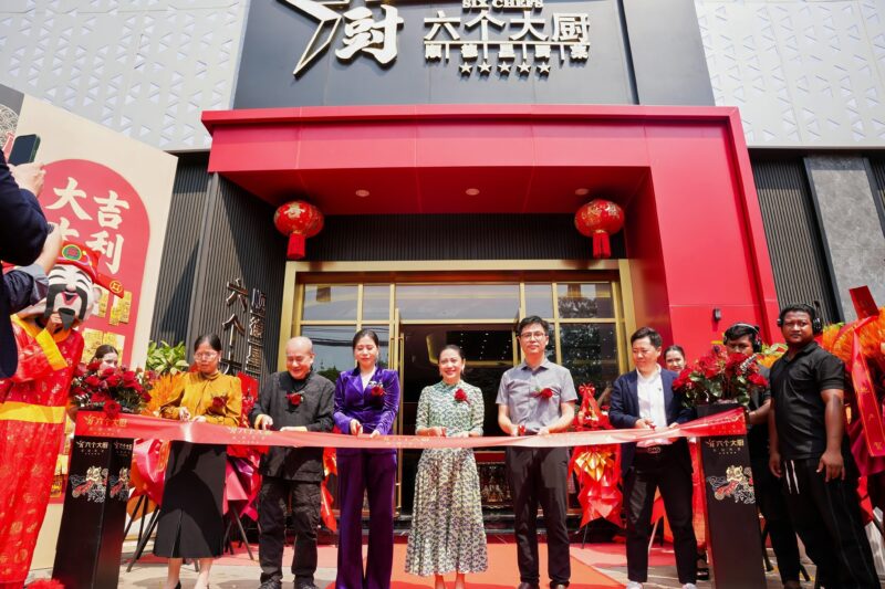 “食神”原型戴龙亲临金边：六个大厨携地道粤菜唤醒柬埔寨华人故乡记忆