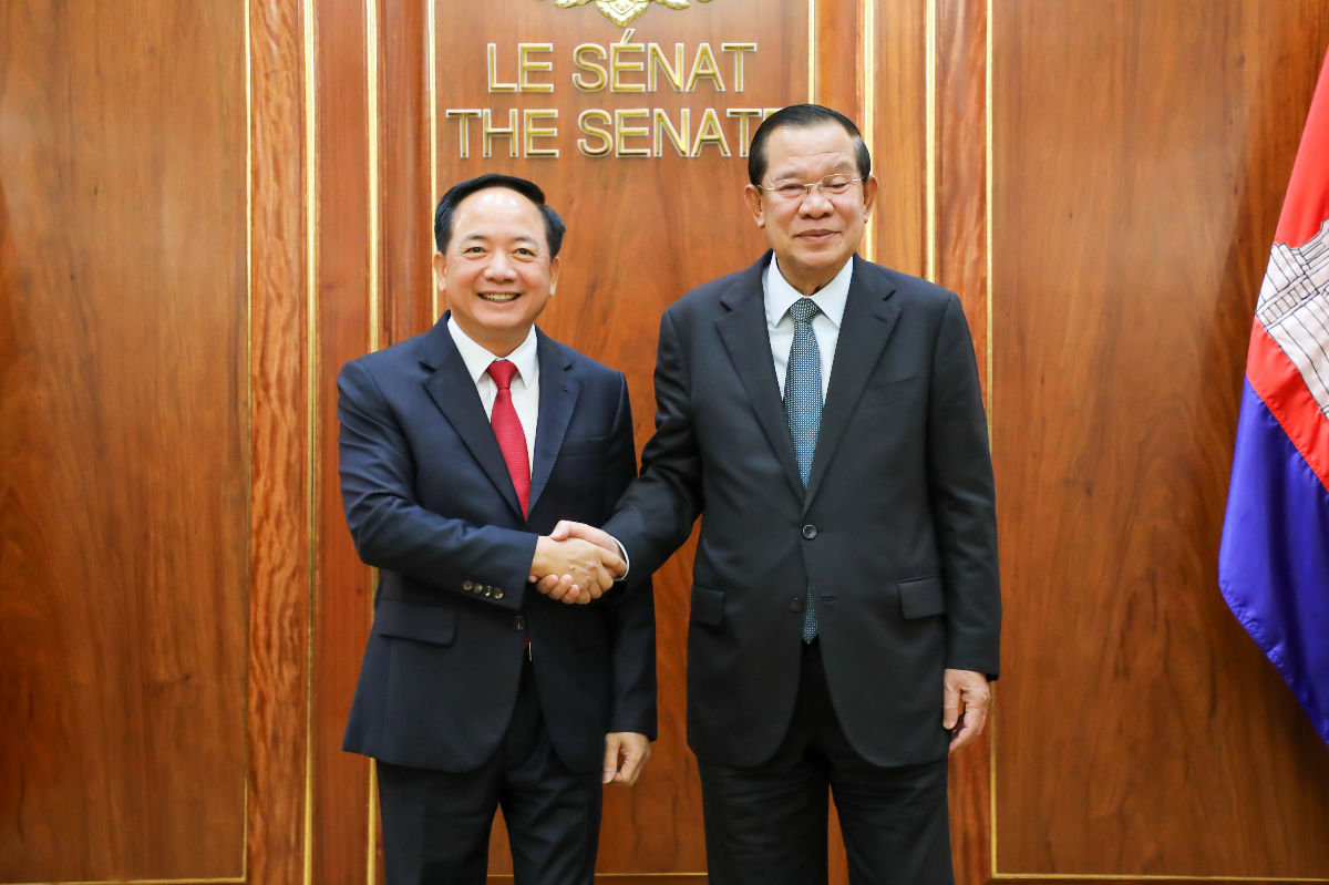 洪森亲王会见越共中央政治局委员郑文决