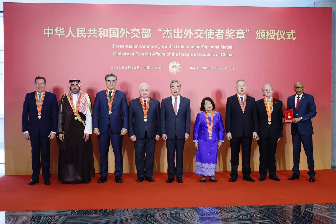 柬埔寨前驻华大使西索达获颁中国“杰出外交使者奖章”