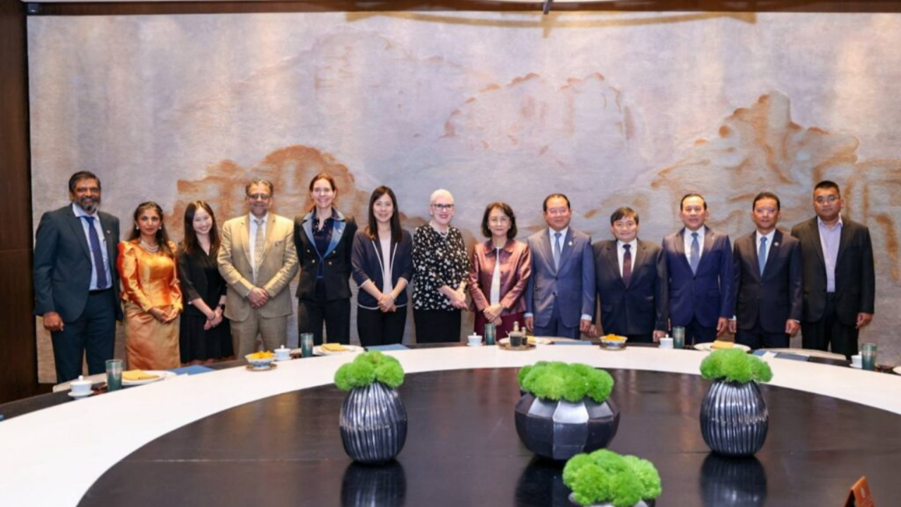 柬埔寨多部委高层联合会见亚行代表团 聚焦技能开发与可持续增长