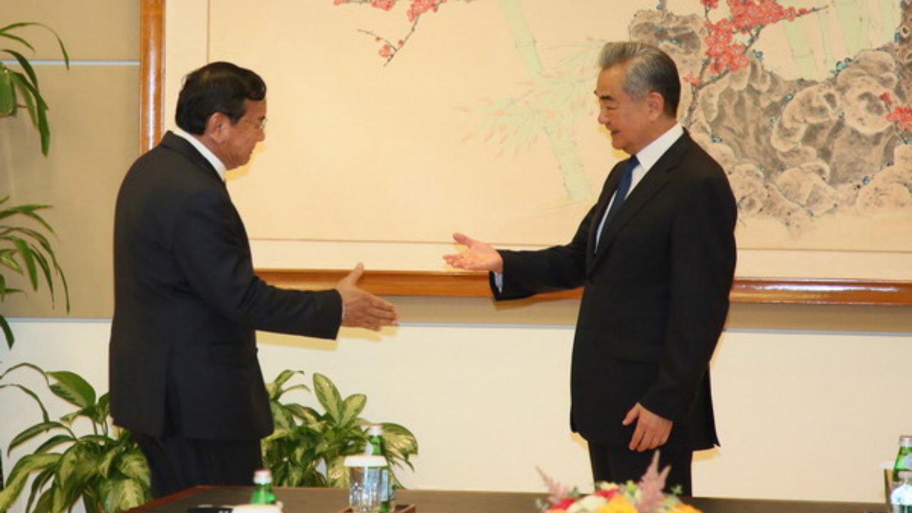 王毅会见柬埔寨外长巴速坤 双方就柬泰冲突交换意见