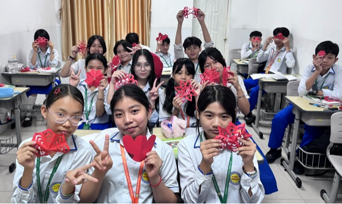 一纸中国红，情连柬少年