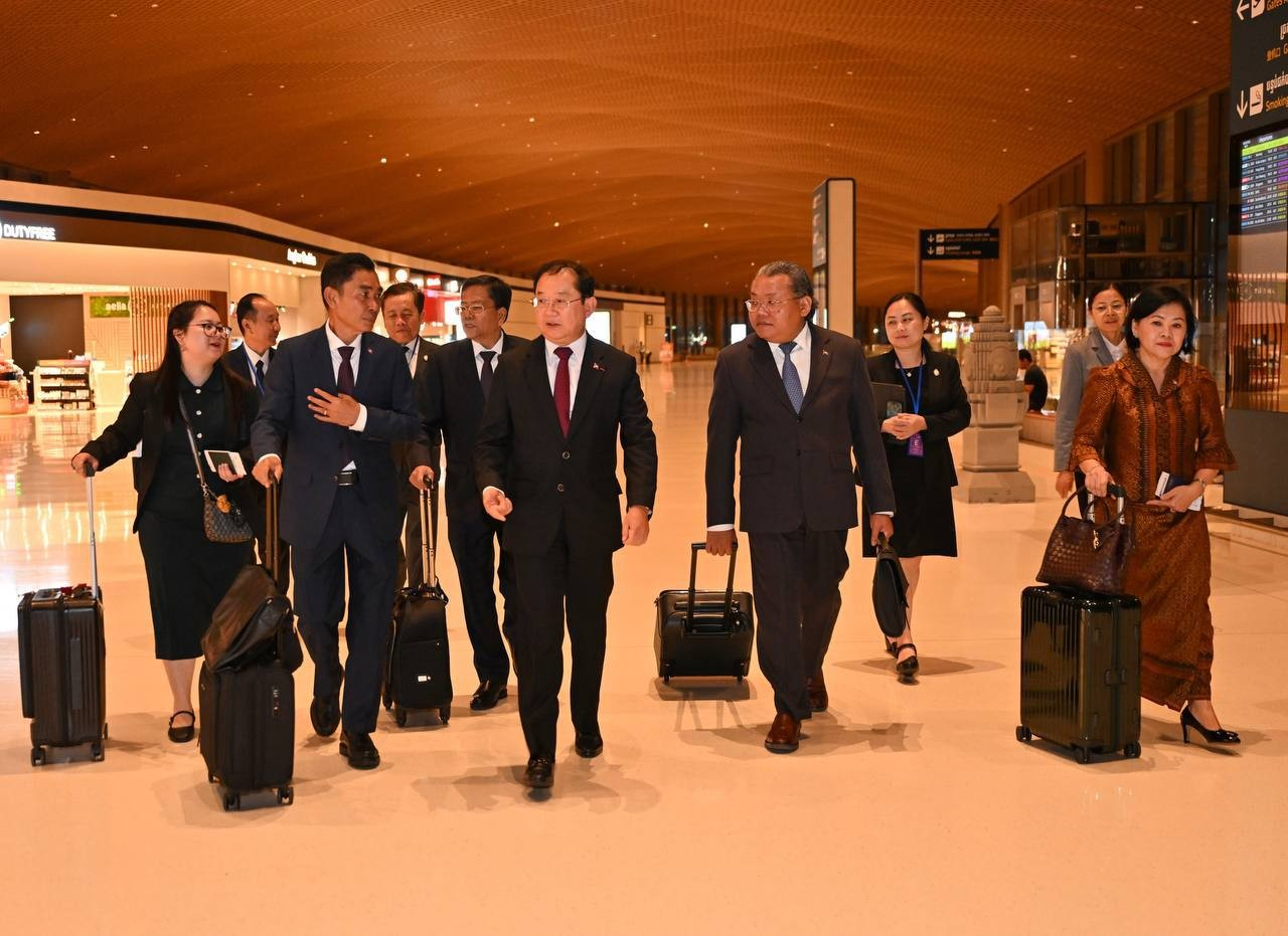 卫生部长秦拉率团赴日内瓦出席世卫大会