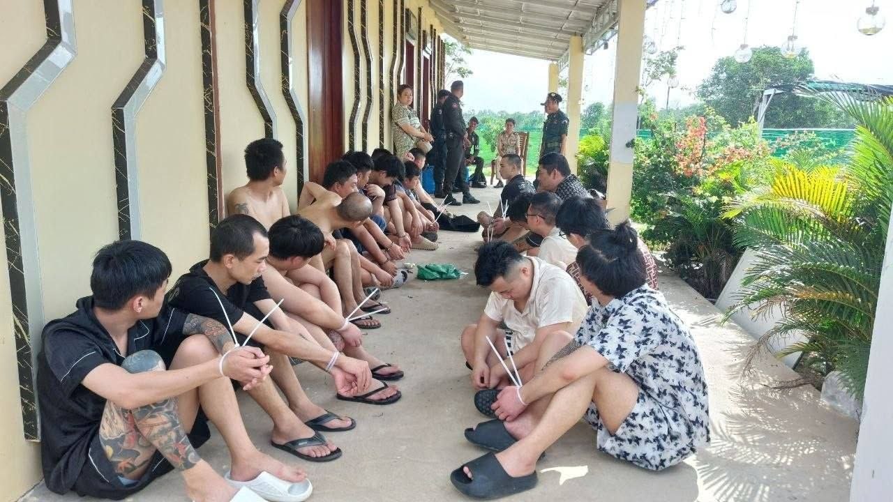 រដ្ឋបាលស្រុកកំពង់រោទិ៍ ចុះបង្ក្រាបទីតាំងសង្ស័យឆបោកតាមប្រព័ន្ធអនឡាញ (Online Scams) ឃាត់ខ្លួនជនបរទេសចំនួន ៣២នាក់