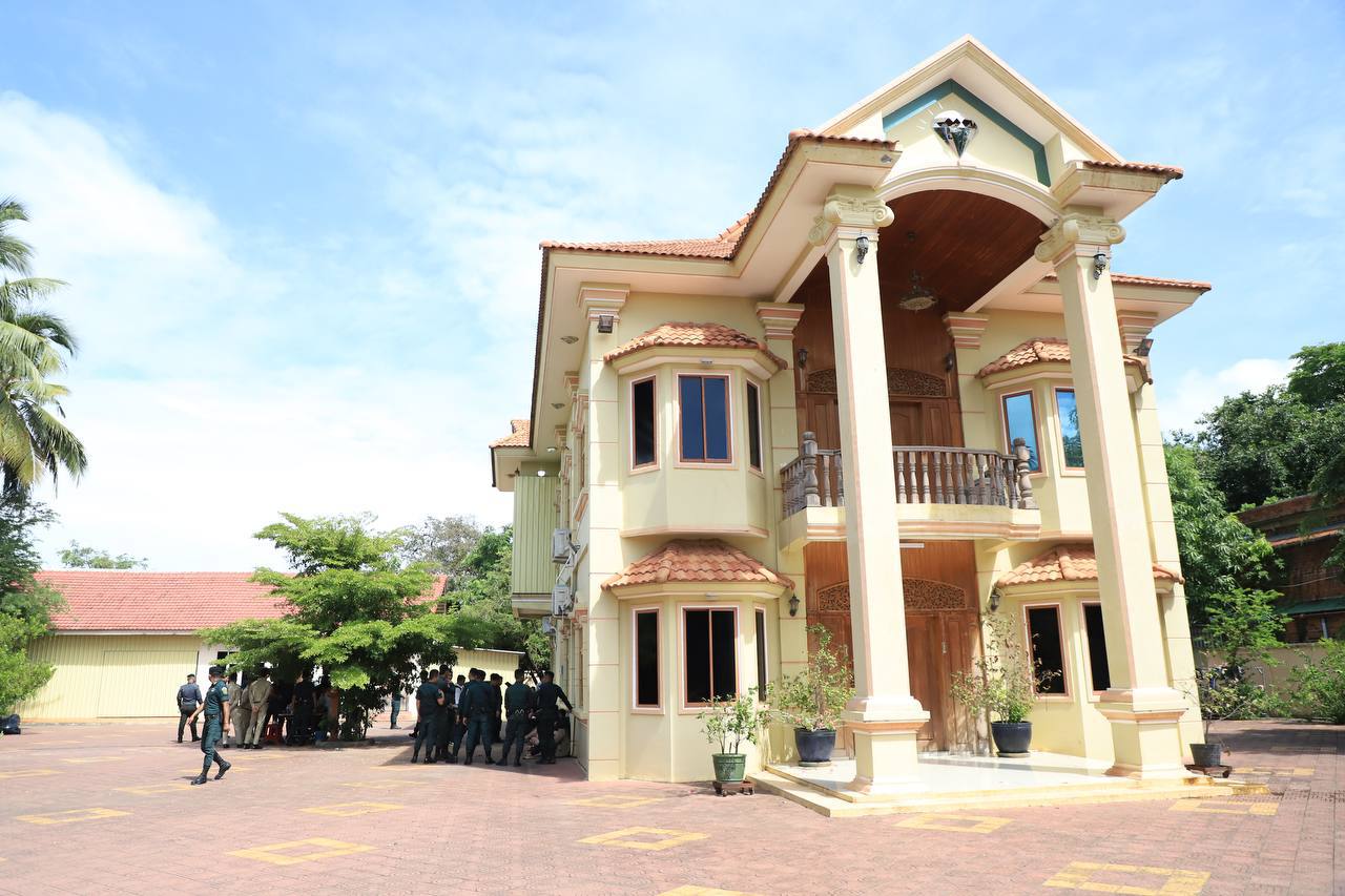 គណៈបញ្ជាការឯកភាពខេត្តបាត់ដំបង បង្ក្រាបទីតាំងឆបោកតាមប្រព័ន្ធអនឡាញ (Online Scams) មួយកន្លែង ឃាត់ខ្លួនជនបរទេសជិត ៣០នាក់ នៅក្នុងផ្ទះវីឡារបស់ឧត្តមសេនីយ៍ម្នាក់