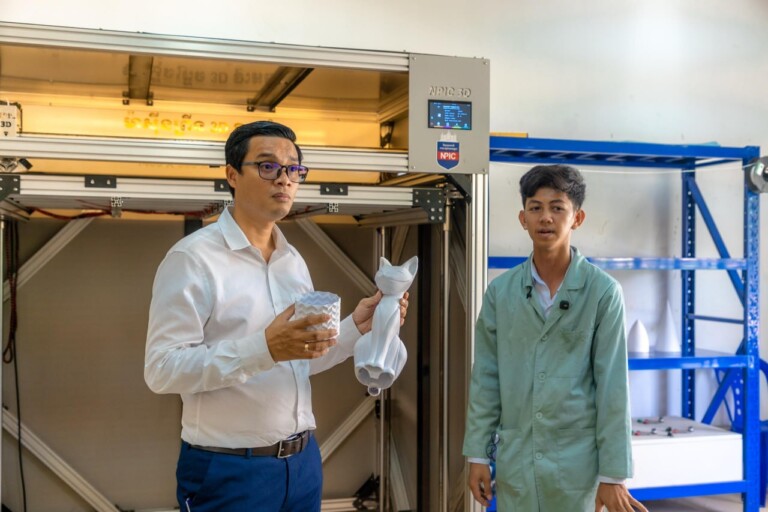 柬埔寨国家理工学院学生成功研制大型3D打印机