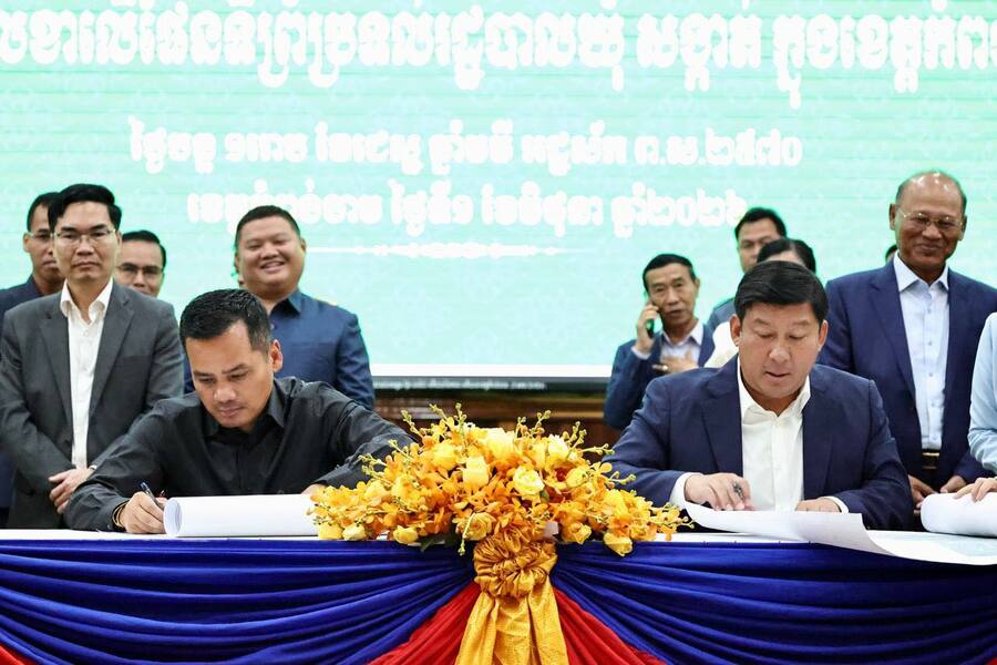 ឯកឧត្តមឧបនាយករដ្ឋមន្ត្រី ស សុខា និងឯកឧត្តមឧបនាយករដ្ឋមន្ត្រី សាយ សំអាល់ អញ្ជើញជាសហអធិបតីក្នុងពិធីចុះហត្ថលេខាលើផែនទីព្រំប្រទល់រដ្ឋបាលឃុំ-សង្កាត់ ខេត្តកំពង់ចាម