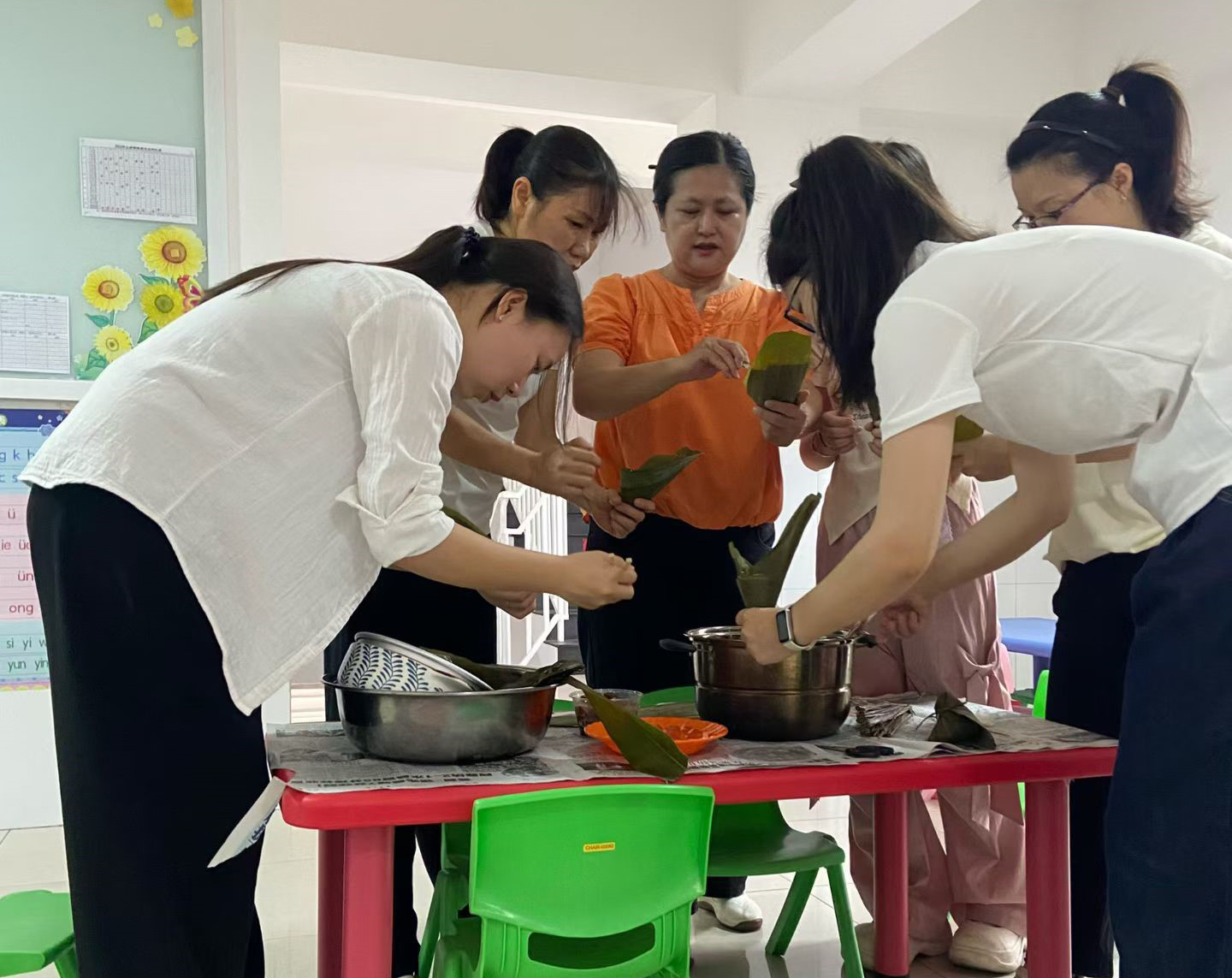 粽叶飘香连中柬端午情深话友谊  ——记广肇学校中柬同事共包蛋黄肉粽的温情时光
