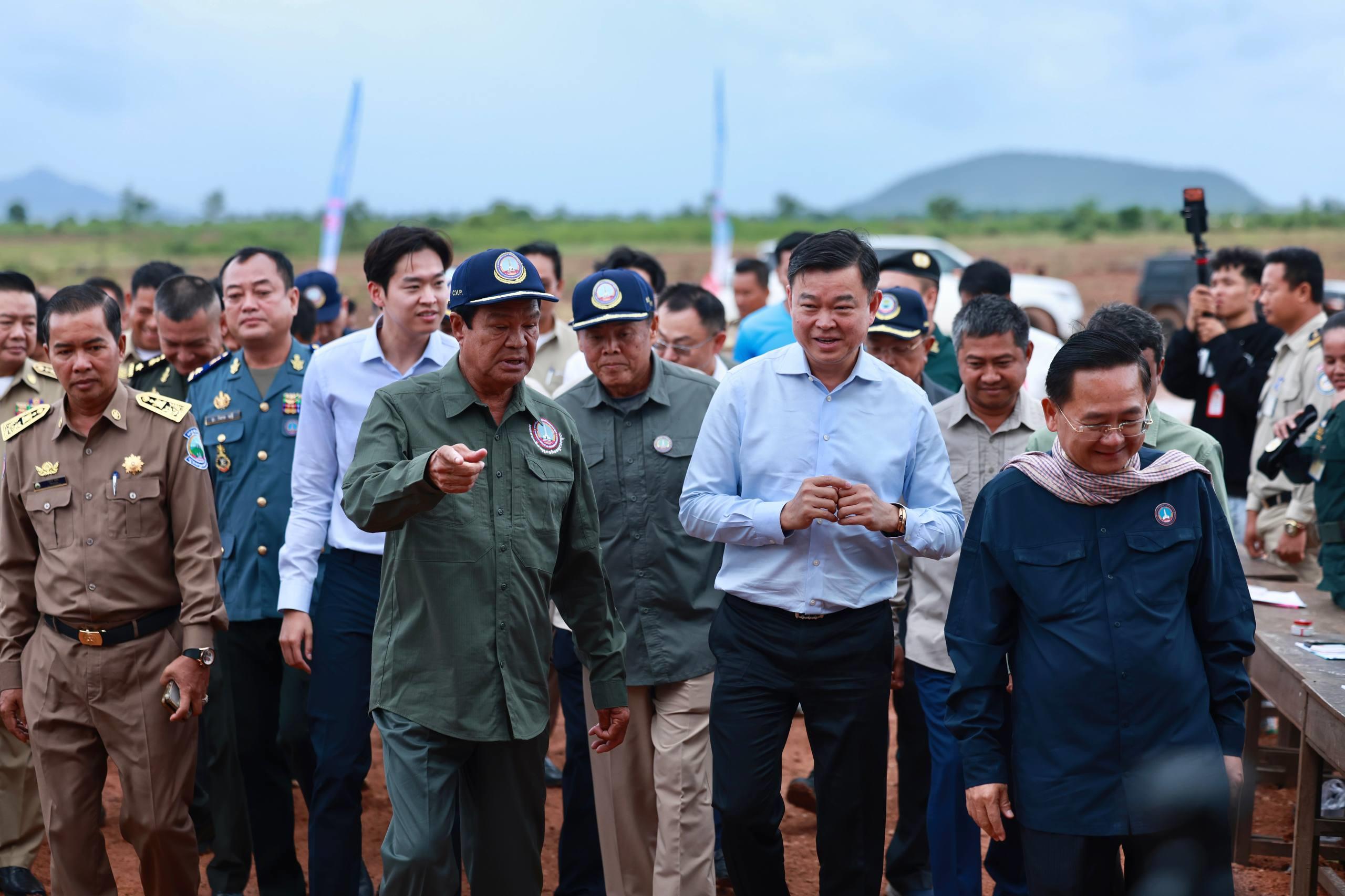 ទេសរដ្ឋមន្រ្តី គន់ គីម និងលោកអ្នកឧកញ៉ា លាង ឃុន អញ្ជើញប្រគល់ផ្ទះចំនួន២០០ខ្នង ជូនអតីតយុទ្ធជន និងនិវត្តជន