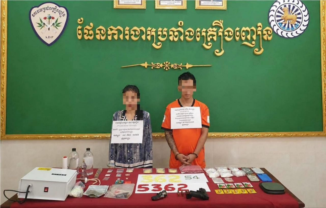 កម្លាំងនគរបាលស្រុកចន្ទ្រា បង្ក្រាបទីតាំងជួញដូរ កែច្នៃគ្រឿងញៀន និងកាន់កាប់អាវុធខុសច្បាប់ ដោយឃាត់ខ្លួនជនសង្ស័យ ២នាក់