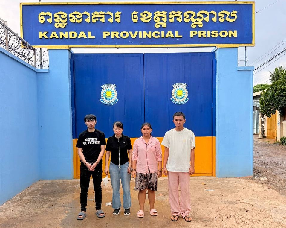 គណៈបញ្ជាការឯកភាពខេត្តកណ្តាល ចុះបង្ក្រាបទីតាំង Online Scams ក្នុងក្រុងសំពៅពូន ឃាត់ខ្លួនមនុស្ស ៦៨នាក់