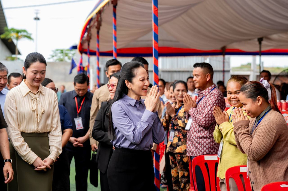 លោកជំទាវបណ្ឌិត ពេជ ចន្ទមុន្នី ហ៊ុនម៉ាណែត ចែកប័ណ្ណ ម.ស.ស និងអំណោយជូនប្រជាពលរដ្ឋ ១,០៥១ គ្រួសារ នៅអង្គការ CCF