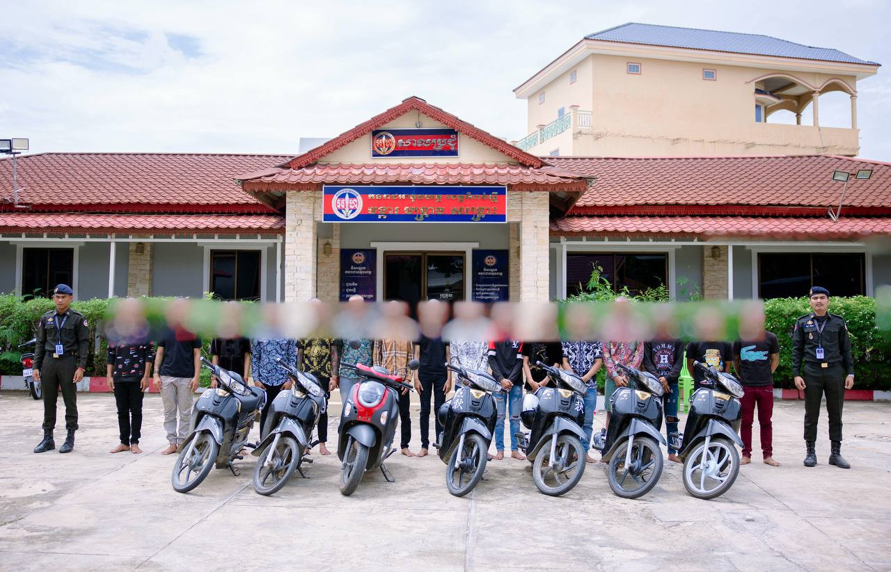 អាវុធហត្ថខេត្តកំពង់ស្ពឺ បង្ក្រាបក្មេងទំនើង ១៦នាក់ បង្ហោះម៉ូតូបង្កភាពអនាធិបតេយ្យ ដកហូតម៉ូតូ រក្សាទុក ៣ខែ