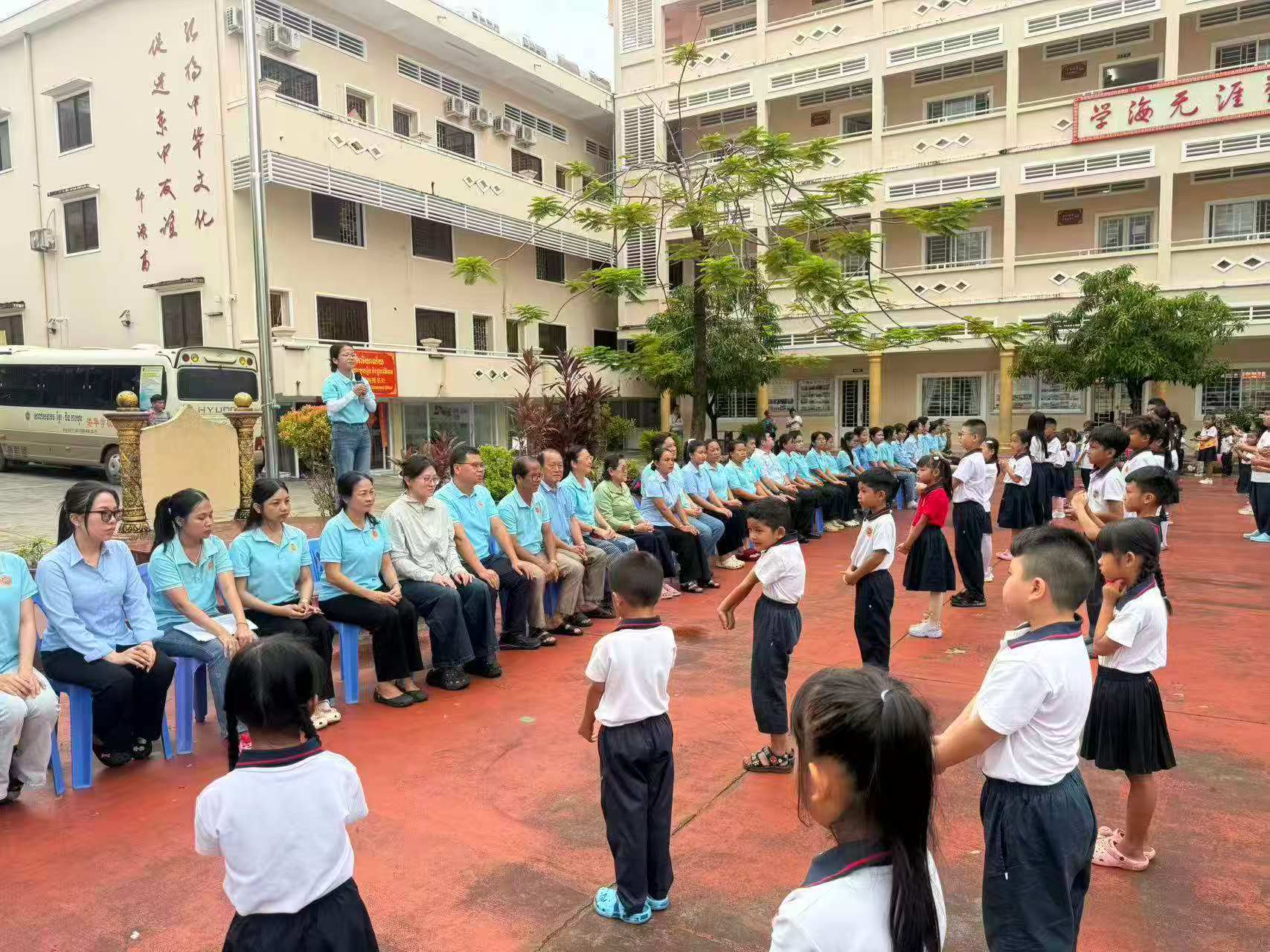 港华学校举行教师节拜师礼暨慰问教师活动