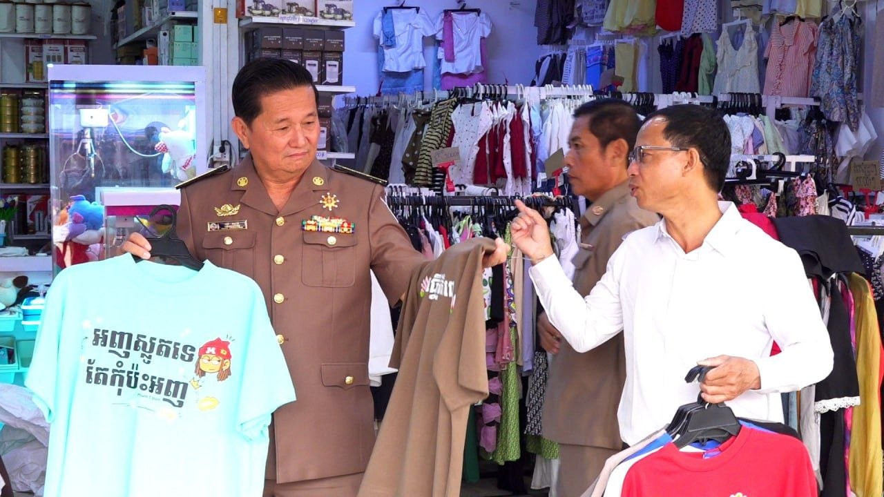 អាជ្ញាធរខេត្តសៀមរាប ចុះអប់រំណែនាំ និងធ្វើកិច្ចសន្យាជាមួយម្ចាស់ទីតាំងលក់អាវយឺតដែលមានបោះពុម្ព «ពាក្យអសុរោះ» ប៉ះពាល់ដល់សីលធម៌សង្គម