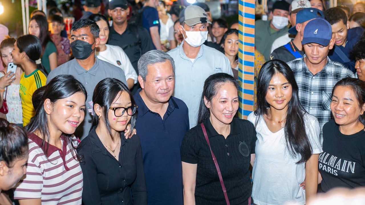 洪玛奈携家人夜游四臂湾步行街  与民众热情互动共度周末