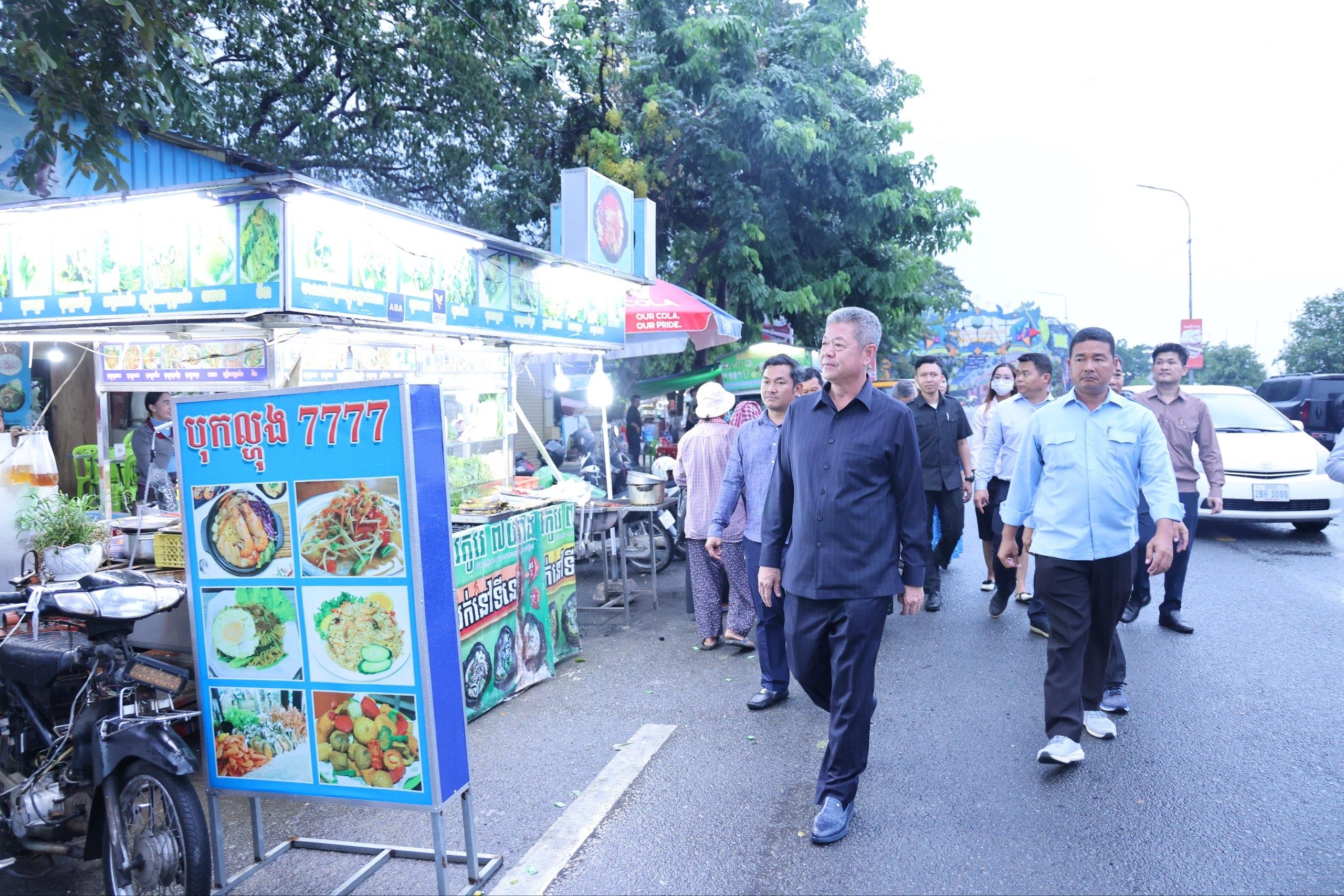 លោក គួច ចំរើន សម្របសម្រួលជាមួយម្ចាស់ដី ឱ្យអាជីវករដែលរងគ្រោះដោយសារអតីតឧកញ៉ា នួន អក អាចបន្តលក់ដូរបាន ១ឆ្នាំទៀត