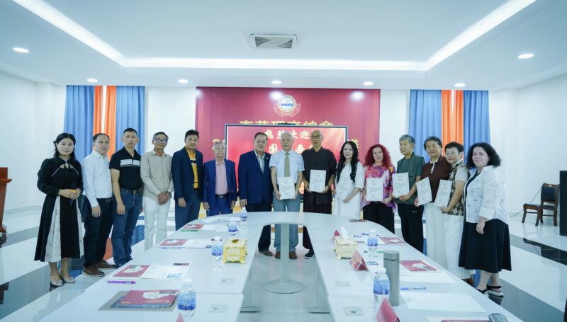 中国书画家代表团到访柬华理事总会 12位大师获聘特聘书画家