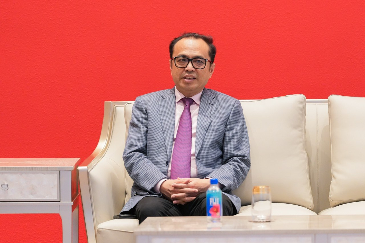 旺西伟速将率团访法推进法律改革与档案合作