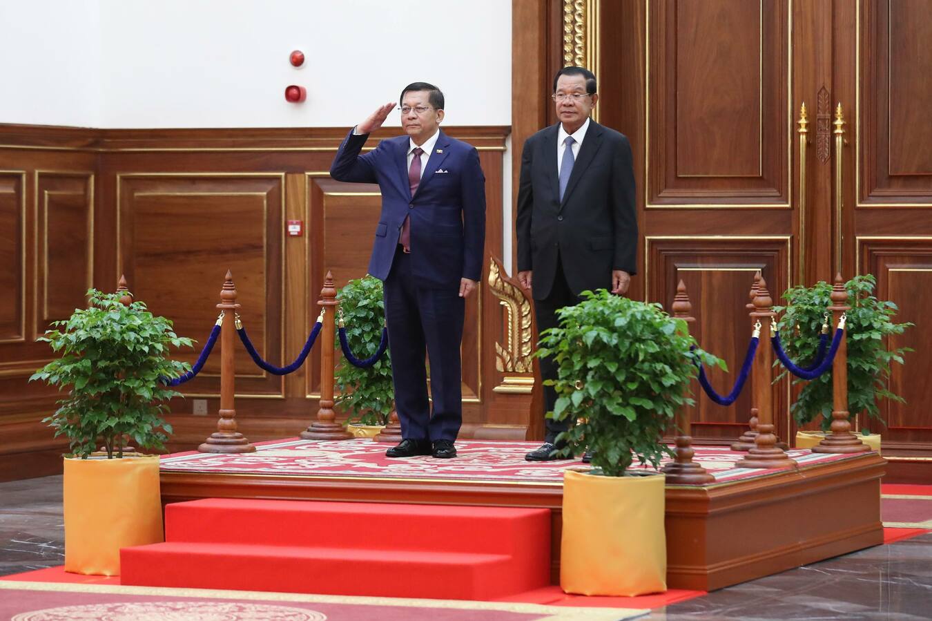 សម្តេចតេជោ ហ៊ុន សែន ទទួលបដិសណ្ឋារកិច្ចស្វាគមន៍លោក មីន អោង ឡាំង ក្នុងដំណើរទស្សនកិច្ចផ្លូវរដ្ឋនៅកម្ពុជា